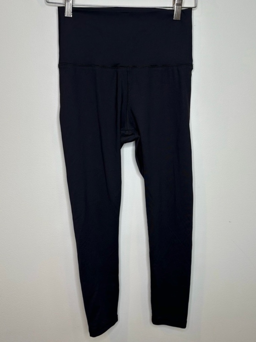 Manduka Ankle Length Essence Legging in Black Medium